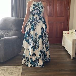 Xtraordinary white blue and silver flower pattern, long, high neck with pockets